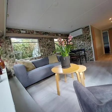 Te Huur: Leuke 4-persoons Stacaravan Op Locatie!